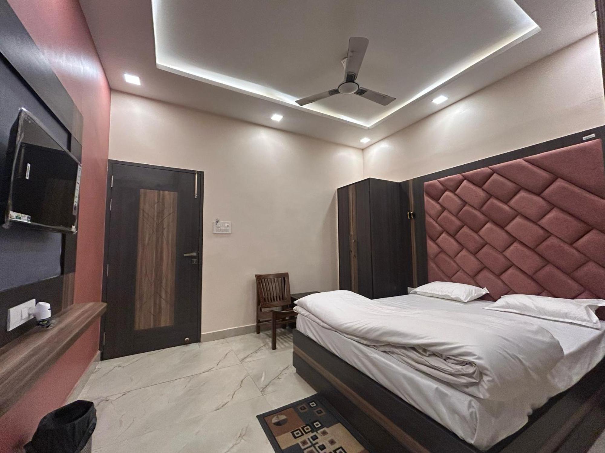 Dm Paying Guest House - Varanasi, Varanasi